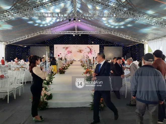 Trực tiếp đám cưới Công Phượng tại Nghệ An: Tân lang tân nương đan chặt tay nhau trên lễ đường, Dế Choắt - Văn Đức rạng rỡ chung khung hình-7