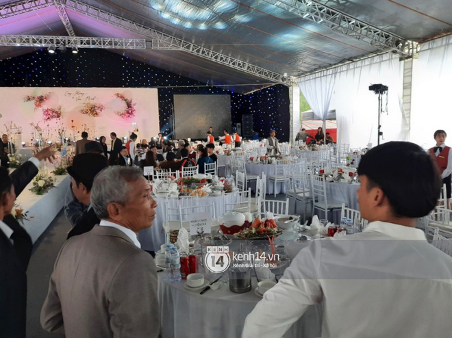 Trực tiếp đám cưới Công Phượng tại Nghệ An: Tân lang tân nương đan chặt tay nhau trên lễ đường, Dế Choắt - Văn Đức rạng rỡ chung khung hình-8