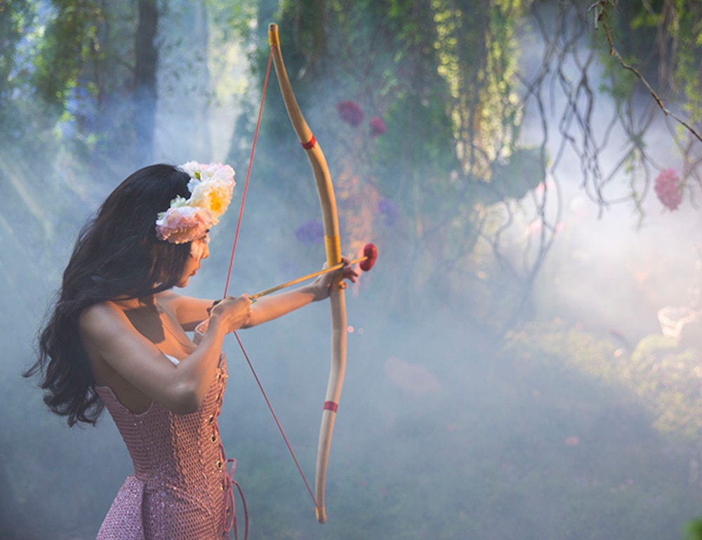 Váy áo siêu gợi cảm của Thủy Tiên trong MV Ngải tình giống loạt sao Hollywood-2