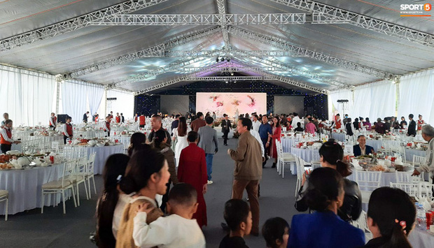 Công Phượng chăm sóc Viên Minh từng li trong lễ cưới ở Nghệ An-4