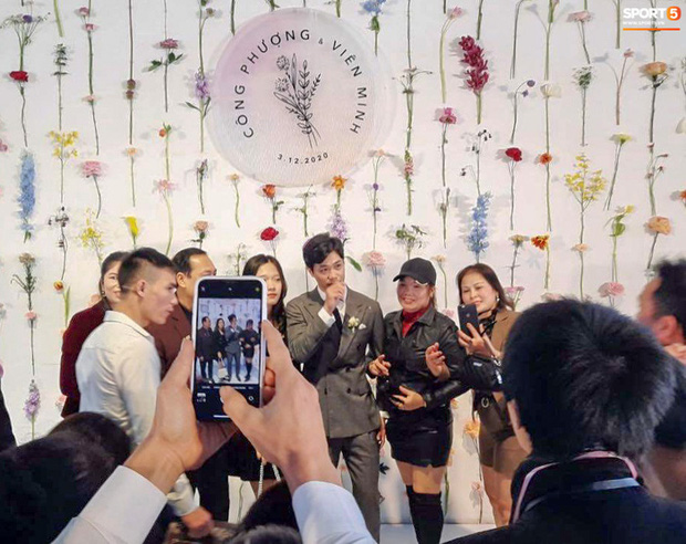 Công Phượng chăm sóc Viên Minh từng li trong lễ cưới ở Nghệ An-5