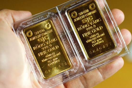 Giá vàng bật tăng mạnh, dân đầu cơ nhanh tay đổ tiền bắt đáy