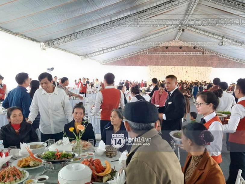 Thực đơn cỗ quê 10 món gia đình Công Phượng tiếp đãi quan khách, trên mỗi bàn tiệc còn có một chi tiết khiến nhiều người nể vì sự tinh tế-1