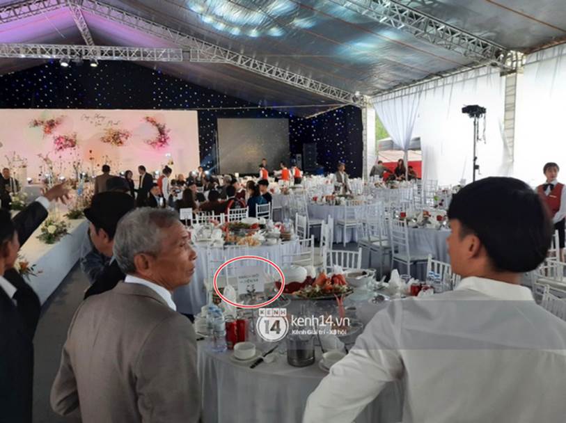 Thực đơn cỗ quê 10 món gia đình Công Phượng tiếp đãi quan khách, trên mỗi bàn tiệc còn có một chi tiết khiến nhiều người nể vì sự tinh tế-3