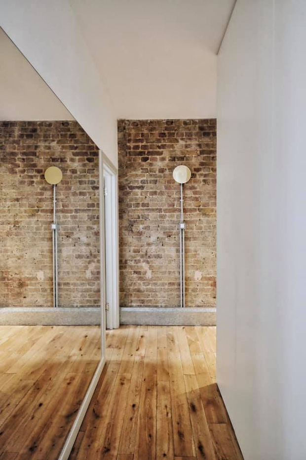 Cô gái Việt ở London mua nhà máy đồng hồ cũ rồi cải tạo thành nhà ở, chuyển hẳn nội thất từ Việt Nam sang-9