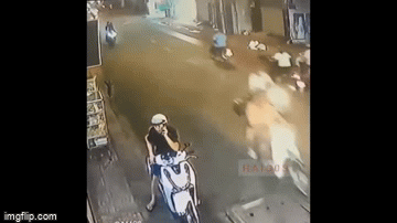 Hỏi đường không được, thanh niên đi SH liền cầm dao doạ nhân viên quán chè: Sự xuất hiện của người thứ 3 đã đảo lộn tất cả-2