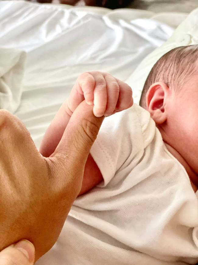 Bố bỉm sữa Kim Lý khoe cơ bắp rắn chắc nhưng chia sẻ về 2 nhóc tỳ sinh đôi mới gây chú ý-3