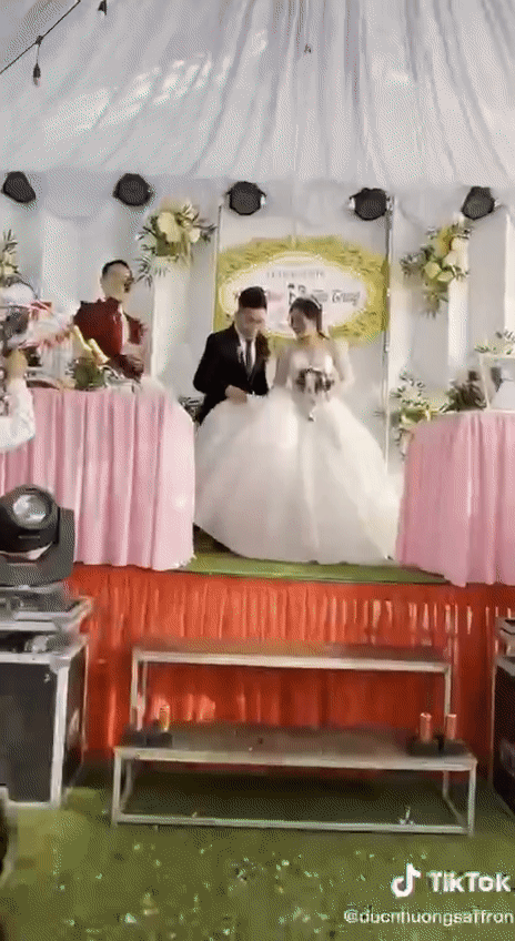 Tới lúc trao nhẫn thì chú rể bất ngờ bỏ chạy khỏi đám cưới, sự xuất hiện của 1 cô gái mới tiết lộ lý do hài hước phía sau-2