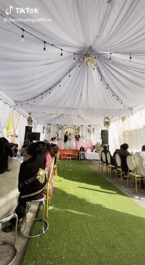 Tới lúc trao nhẫn thì chú rể bất ngờ bỏ chạy khỏi đám cưới, sự xuất hiện của 1 cô gái mới tiết lộ lý do hài hước phía sau-1