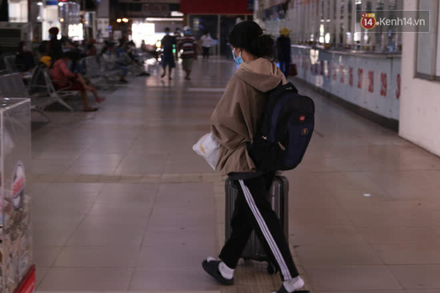 Sinh viên TP.HCM khẩu trang kín mít, lỉnh kỉnh hành lý về quê vì nghỉ học-2
