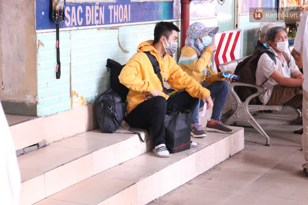 Sinh viên TP.HCM khẩu trang kín mít, lỉnh kỉnh hành lý về quê vì nghỉ học-3