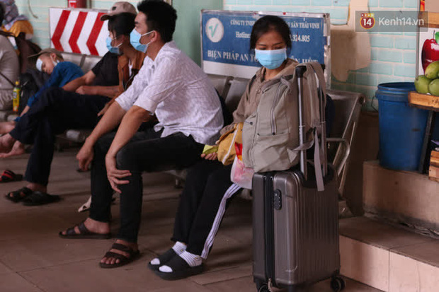 Sinh viên TP.HCM khẩu trang kín mít, lỉnh kỉnh hành lý về quê vì nghỉ học-5