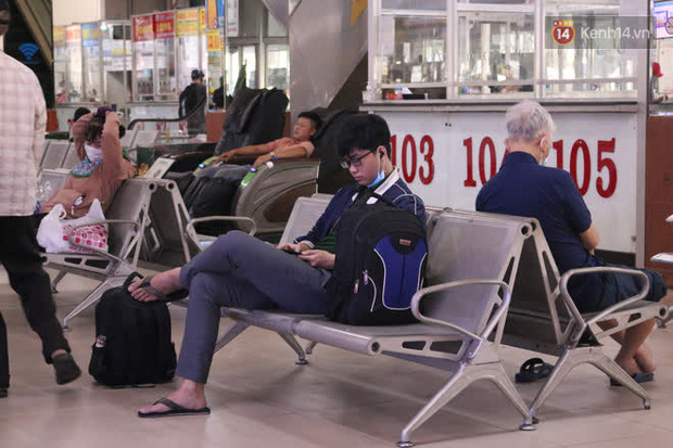 Sinh viên TP.HCM khẩu trang kín mít, lỉnh kỉnh hành lý về quê vì nghỉ học-6
