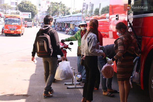 Sinh viên TP.HCM khẩu trang kín mít, lỉnh kỉnh hành lý về quê vì nghỉ học-11