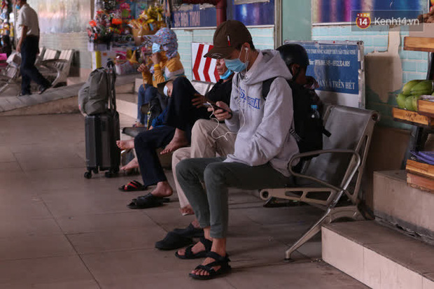 Sinh viên TP.HCM khẩu trang kín mít, lỉnh kỉnh hành lý về quê vì nghỉ học-12
