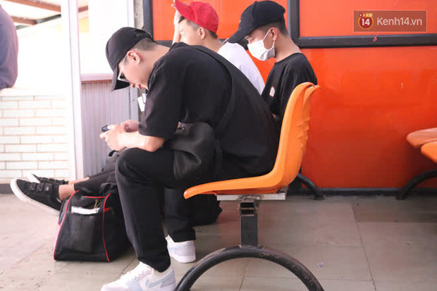 Sinh viên TP.HCM khẩu trang kín mít, lỉnh kỉnh hành lý về quê vì nghỉ học-13