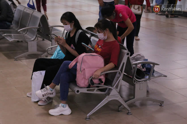 Sinh viên TP.HCM khẩu trang kín mít, lỉnh kỉnh hành lý về quê vì nghỉ học-1