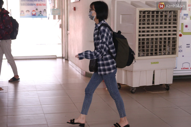 Sinh viên TP.HCM khẩu trang kín mít, lỉnh kỉnh hành lý về quê vì nghỉ học-7