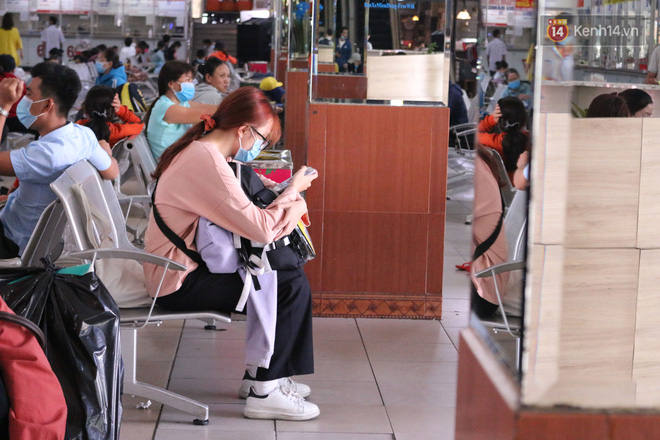 Sinh viên TP.HCM khẩu trang kín mít, lỉnh kỉnh hành lý về quê vì nghỉ học-8