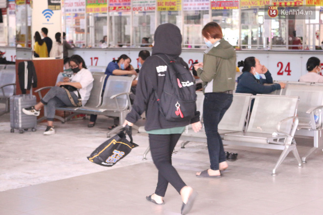 Sinh viên TP.HCM khẩu trang kín mít, lỉnh kỉnh hành lý về quê vì nghỉ học-9