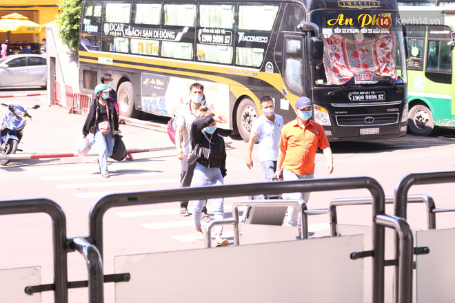Sinh viên TP.HCM khẩu trang kín mít, lỉnh kỉnh hành lý về quê vì nghỉ học-10