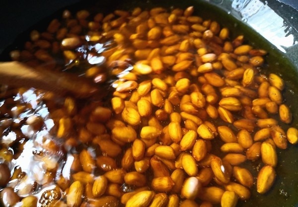 Đầu bếp mách 3 mẹo chiên lạc rang muối để mãi vẫn giòn-3