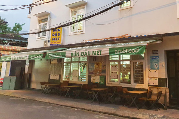 Nam tiếp viên mắc Covid-19 mệt mỏi, đau họng-1