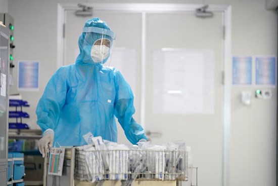 Nam tiếp viên mắc Covid-19 mệt mỏi, đau họng