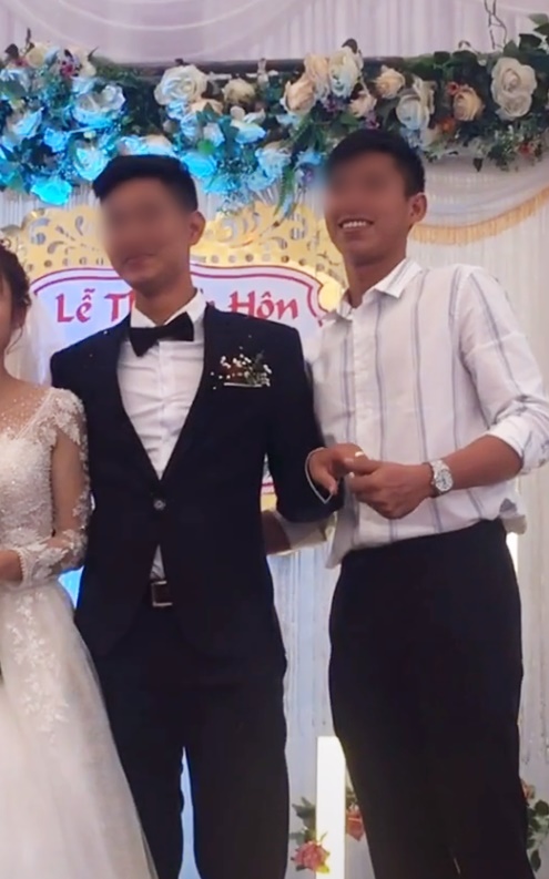Cô dâu số nhọ: Chưa kịp vui vì có bạn lên mừng cưới đã đứng tim khi thấy nam thanh niên ôm chú rể hôn thắm thiết!-1
