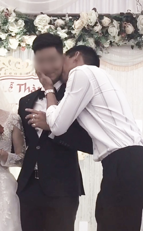 Cô dâu số nhọ: Chưa kịp vui vì có bạn lên mừng cưới đã đứng tim khi thấy nam thanh niên ôm chú rể hôn thắm thiết!-2