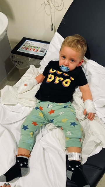 Mẹ vừa quay lưng đi thì nghe tiếng con hét thất thanh, hóa ra cả bàn tay bé bị nuốt chửng bởi món đồ nhà nào cũng có-2