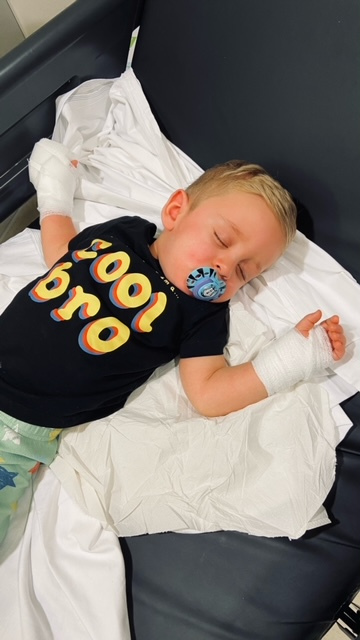 Mẹ vừa quay lưng đi thì nghe tiếng con hét thất thanh, hóa ra cả bàn tay bé bị nuốt chửng bởi món đồ nhà nào cũng có-3