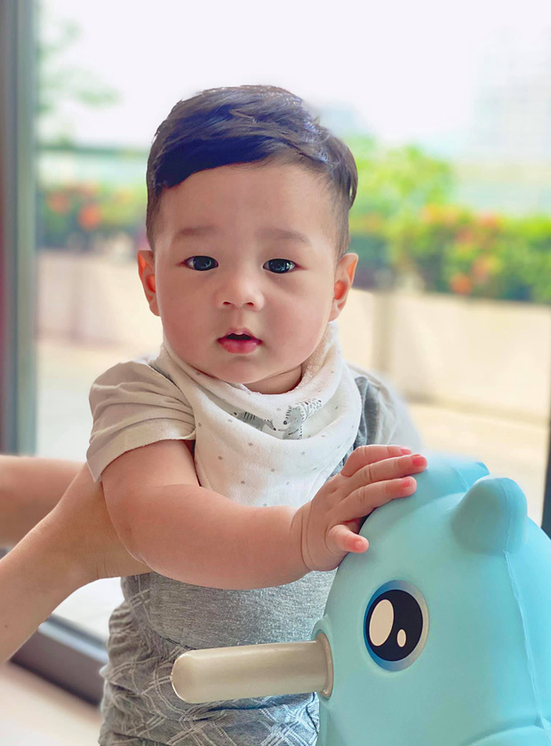 Đặng Thu Thảo tung loạt ảnh cận cảnh chân dung cưng xỉu của quý tử, giờ mới hiểu lý do ông xã đại gia bị ra rìa rồi!-2