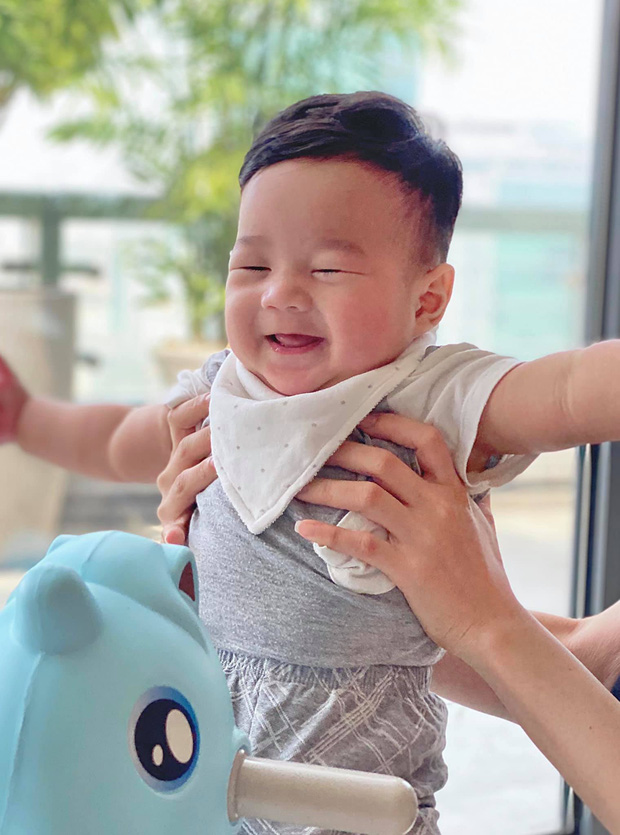 Đặng Thu Thảo tung loạt ảnh cận cảnh chân dung cưng xỉu của quý tử, giờ mới hiểu lý do ông xã đại gia bị ra rìa rồi!-3