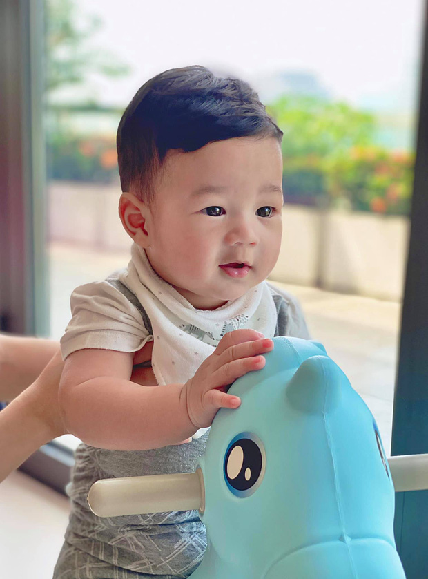 Đặng Thu Thảo tung loạt ảnh cận cảnh chân dung cưng xỉu của quý tử, giờ mới hiểu lý do ông xã đại gia bị ra rìa rồi!-1