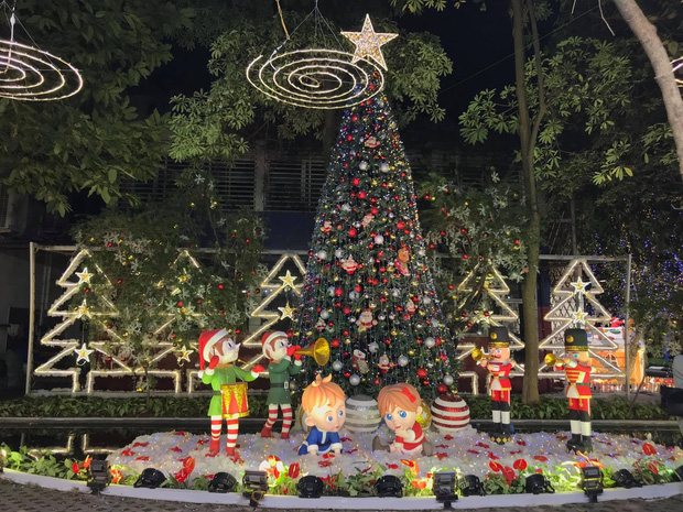 Trường con nhà giàu ĐH Thăng Long lại trang trí Giáng sinh đẹp mê hồn, đố trường nào làm lại-1