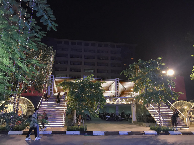 Trường con nhà giàu ĐH Thăng Long lại trang trí Giáng sinh đẹp mê hồn, đố trường nào làm lại-4