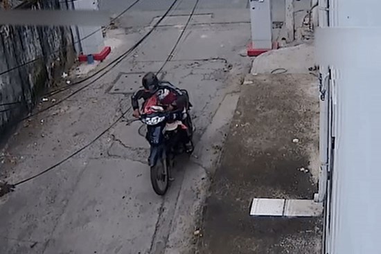 Tên trộm bị đạp ngã xuống đường