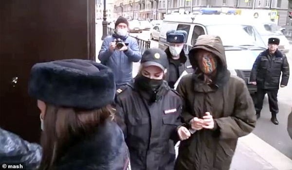 Chồng dẫn bồ nhí về nhà tán tỉnh công khai, còn yêu cầu vợ một việc khiến cô ngùn ngụt lửa hận trước khi bi kịch ập đến-5