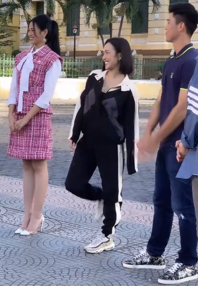 Bị lép vế khi đứng cạnh Hoa hậu Đỗ Thị Hà, Diệu Nhi liền có cách hack chiều cao lầy lội khiến ai nấy đều phải... cạn lời-3