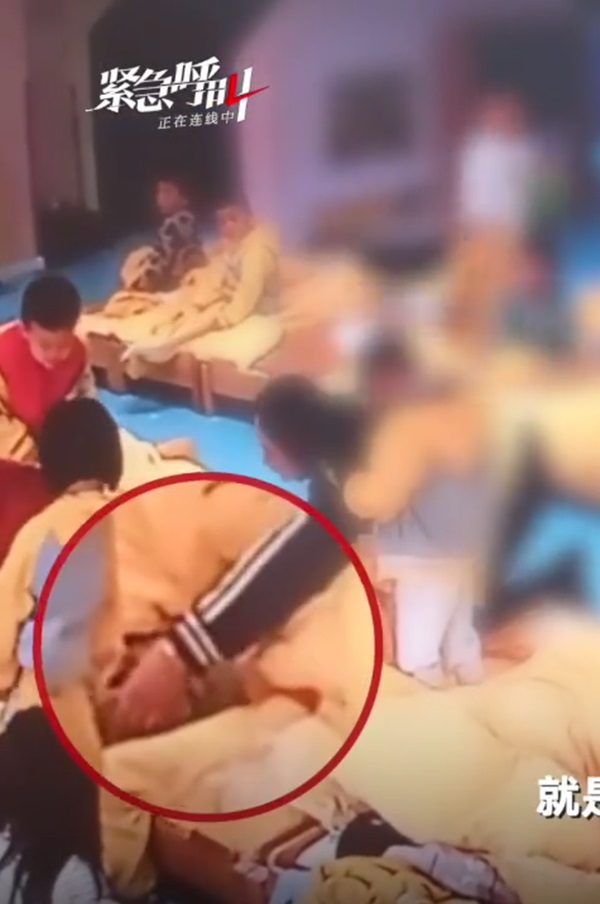 Con trai chết bất thường khi ngủ trưa, gia đình phẫn nộ tố cáo nhà trường, hình ảnh bất động của đứa bé được ghi lại gây chú ý-4
