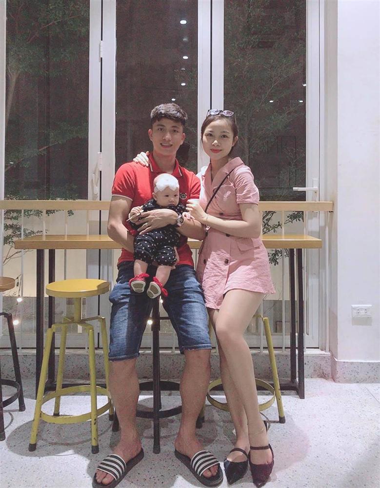 Vợ chồng Phan Văn Đức trốn con gái đi ăn đặc sản, dân tình khen nét trẻ trung của người vợ dù không tô son, không chải tóc-3