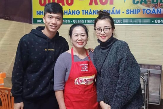 Vợ chồng Phan Văn Đức 'trốn' con gái đi ăn đặc sản, dân tình khen nét trẻ trung của người vợ dù không tô son, không chải tóc