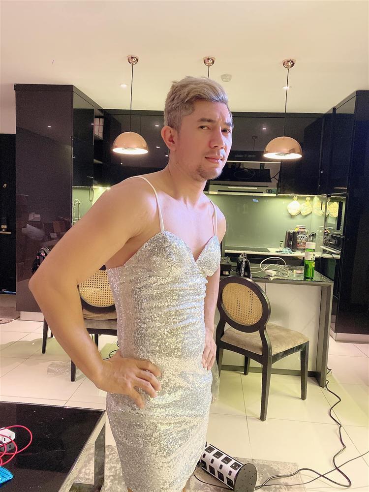 Lương Bằng Quang phô diễn cơ bắp trong chiếc đầm hai dây chật cứng của Ngân 98-4