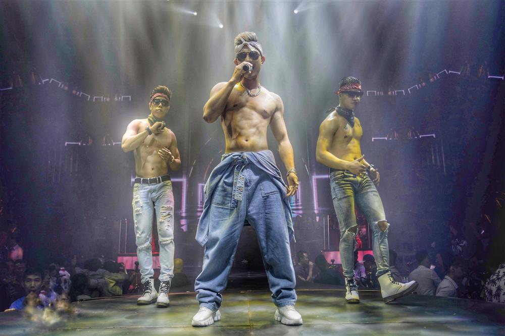 Lương Bằng Quang phô diễn cơ bắp trong chiếc đầm hai dây chật cứng của Ngân 98-7