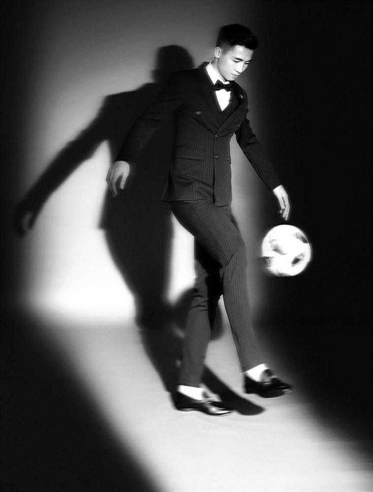 Ảnh cưới Bùi Tiến Dũng: Chú rể đẹp trai ngời ngời, cô dâu photoshop đến biến dạng-2