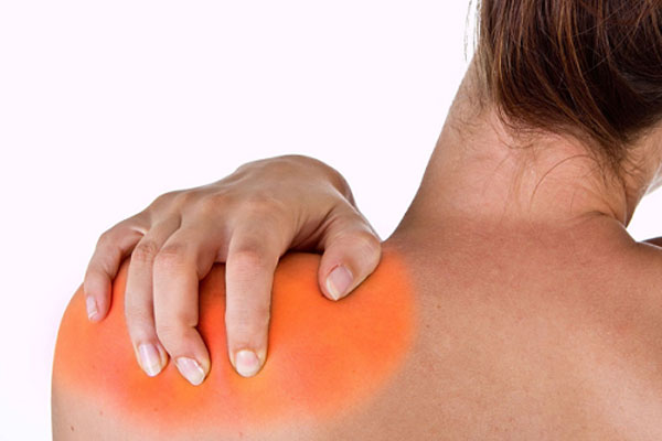 Không giơ tay buộc tóc được, cô gái trẻ bất ngờ với nguyên nhân cả triệu người đang mắc-1