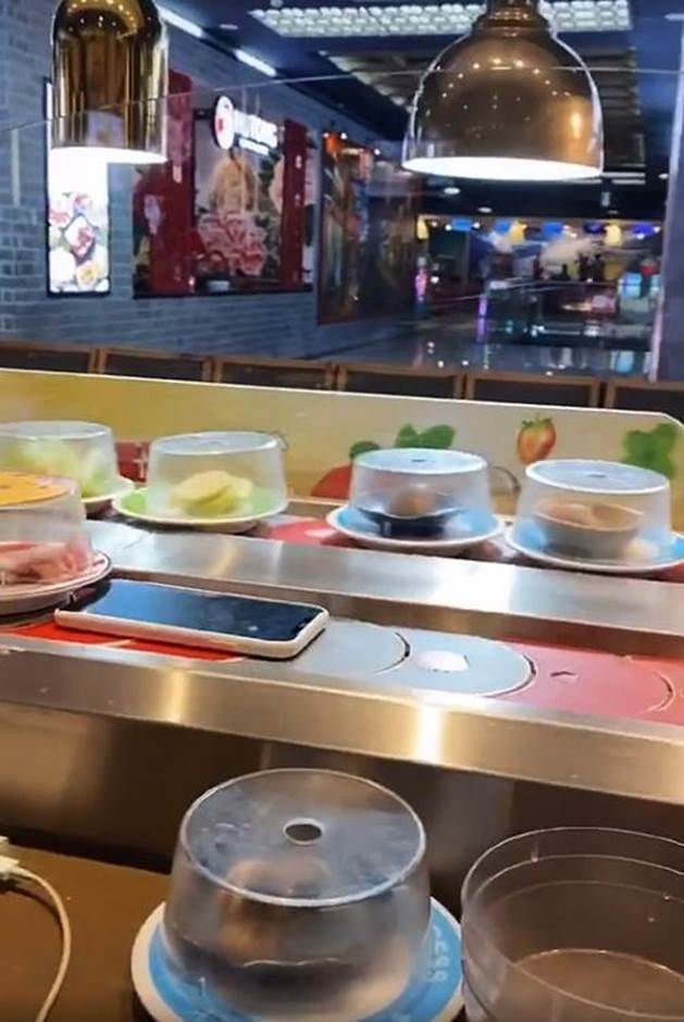 Cố tình quên điện thoại trên băng chuyền lẩu, 5 phút sau chàng trai nhận về món đồ không ngờ và cái kết khiến dân mạng bực mình-3