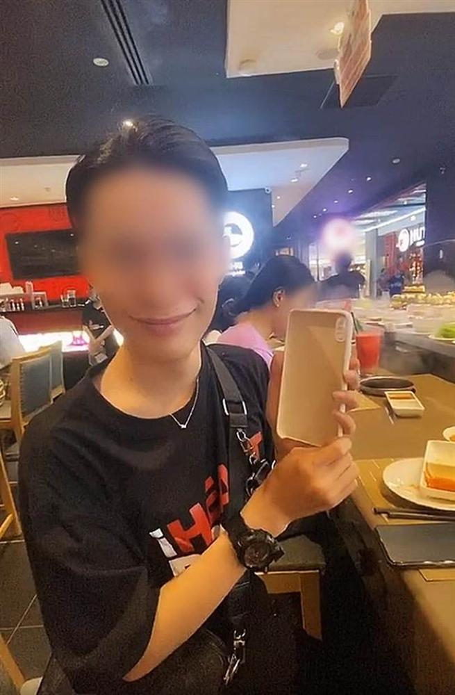 Cố tình quên điện thoại trên băng chuyền lẩu, 5 phút sau chàng trai nhận về món đồ không ngờ và cái kết khiến dân mạng bực mình-7