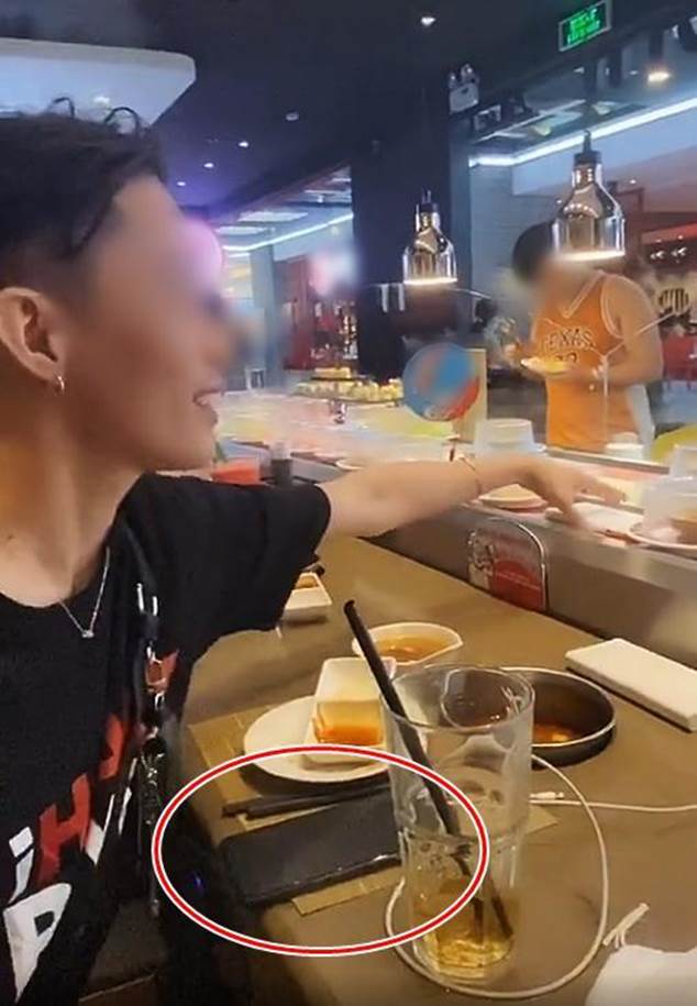 Cố tình quên điện thoại trên băng chuyền lẩu, 5 phút sau chàng trai nhận về món đồ không ngờ và cái kết khiến dân mạng bực mình-8